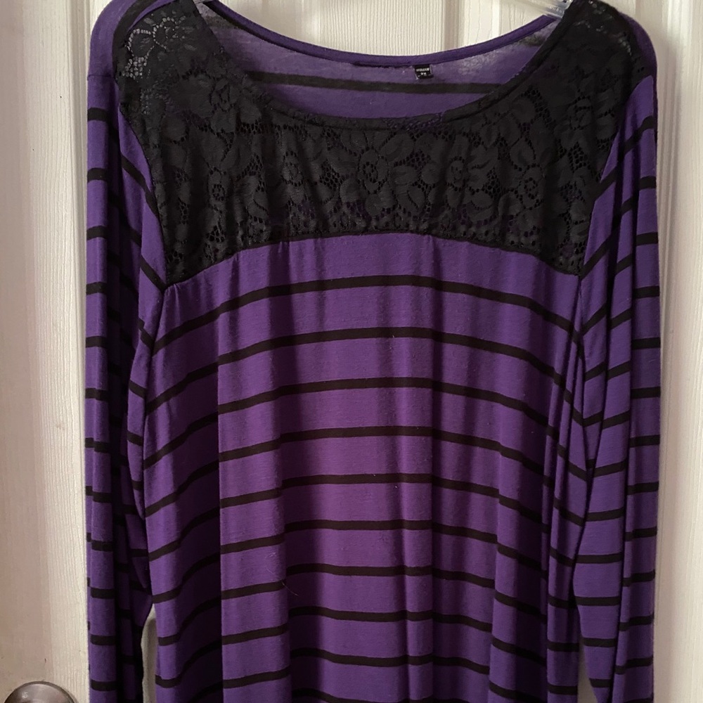 Long sleeved tee w/ lace inset